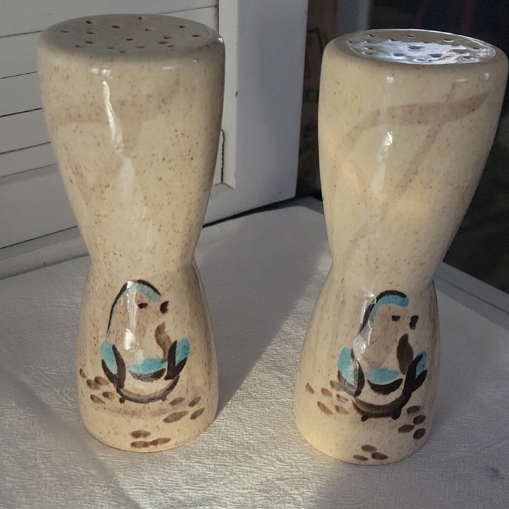 Red Wing Pottery Bob White Pattern 6" Salt Pepper Shaker Set Hourglass Shape